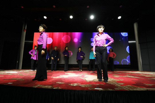 아세아평생교육원, 시니어 모델 과정 '그레이 온 더 스테이지 1기 졸업 패션쇼'.<아세아평생교육원 제공>